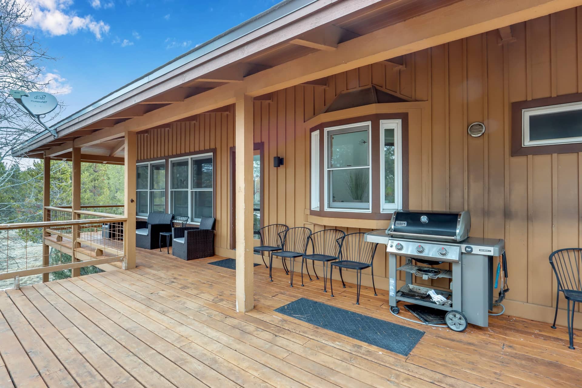 Covered deck running the length of the lodge, with a gas grill, seating and a dining set, Deschutes Riverfront Retreat near Sunriver, Oregon